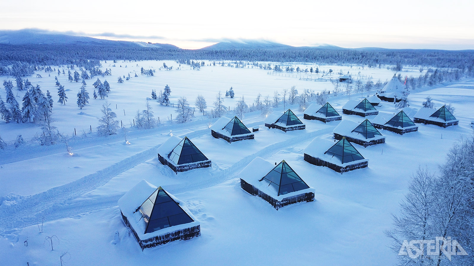 Facultatief kan je ook kiezen voor een overnachting  in één van de  glazen piramides