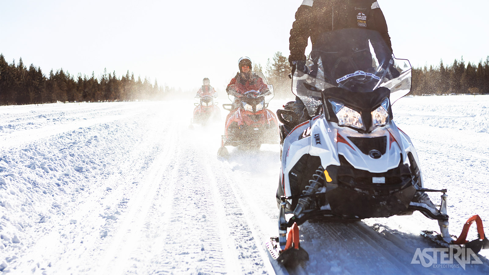 Je maakt een sneeuwscootertocht van 30km door een wit sprookjeslandschap