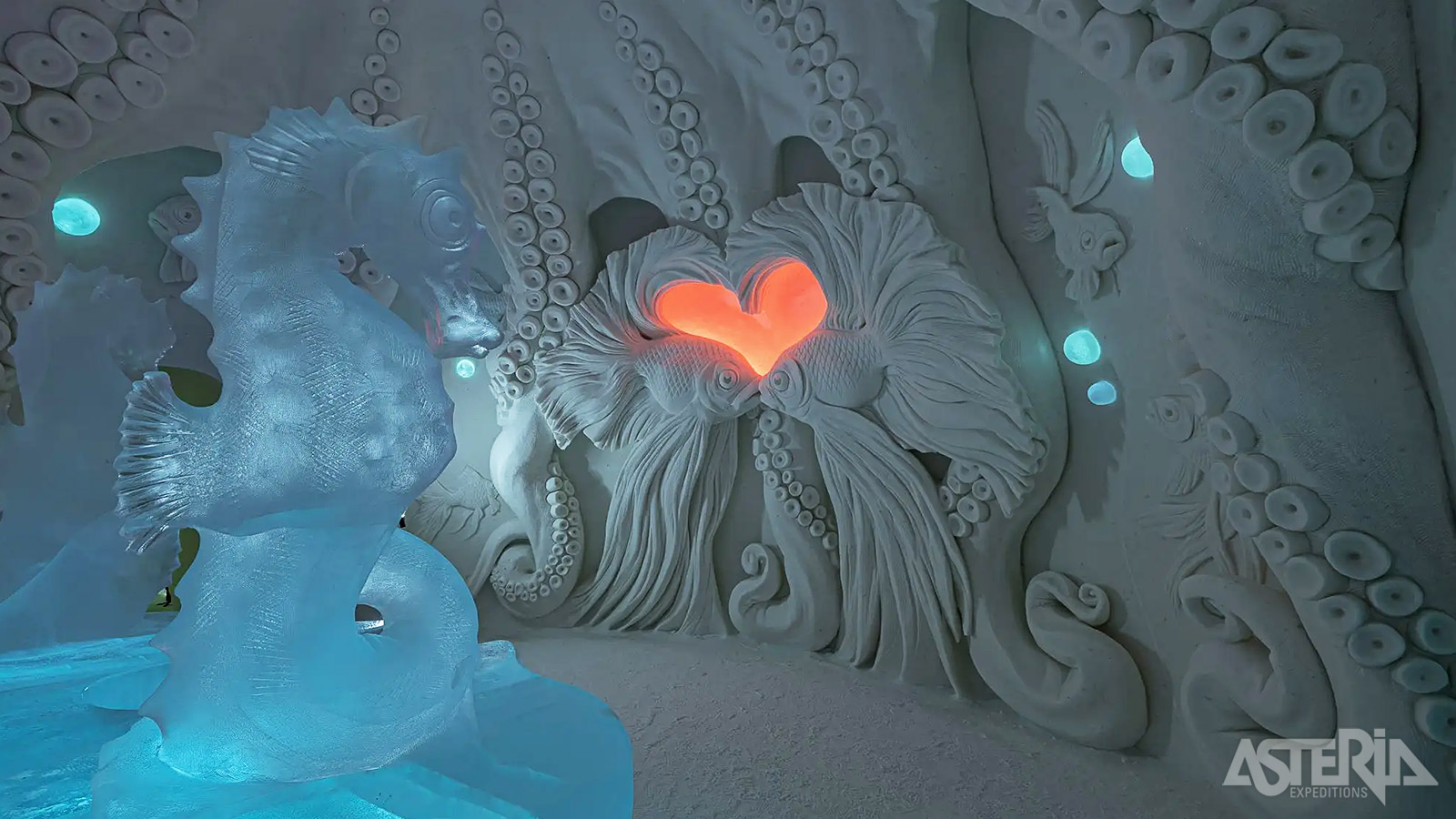 Het Snow Village schittert met sculpturen, een ijskapel en onvergetelijke sfeer