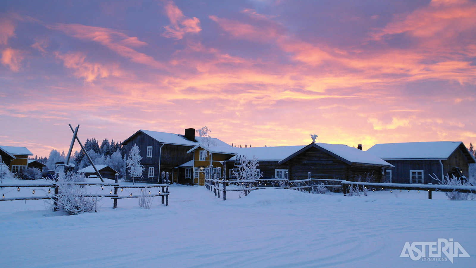 Tijdens deze 4-daagse winterreis verblijf je in een gezellig wildernishotel, gelegen midden in de ongerepte natuur,
