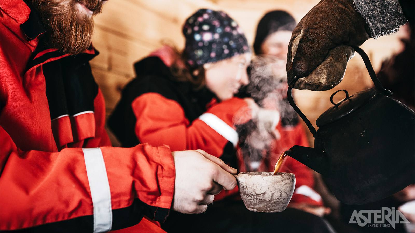 Na een tocht met de husky’s of sneeuwscooter is er niets fijner dan een knetterend haardvuur en een dampende kop koffie