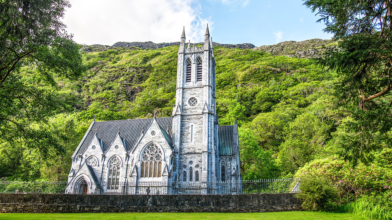 Opmerkelijk aan Kylemore Abbey zijn de miniatuurreplica van de kathedraal van Norwich en de prachtige kasteeltuin