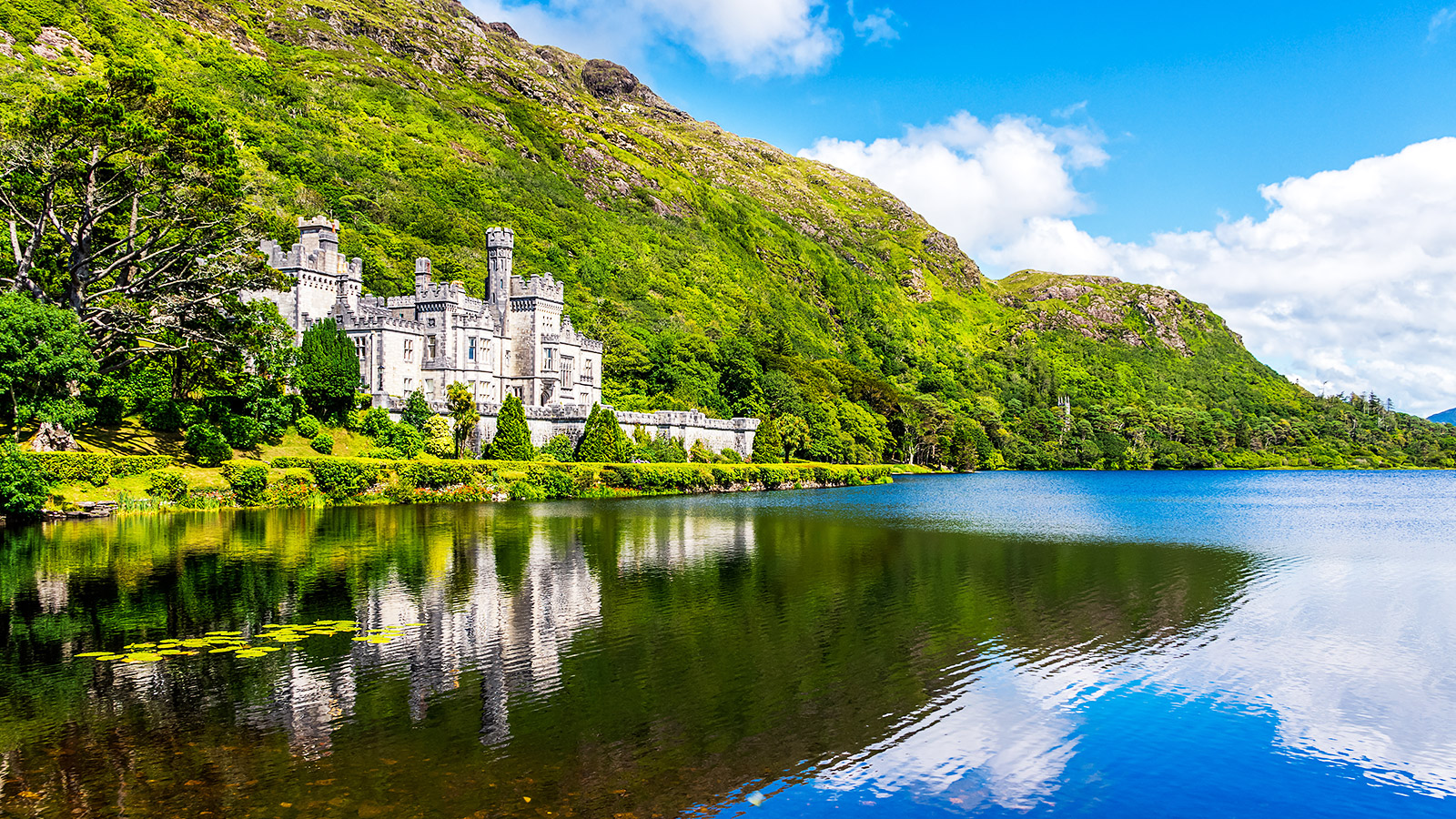 Kylemore Abbey, het sprookjesachtig kasteel is één van de bekendste en meest gefotografeerde spots in Ierland