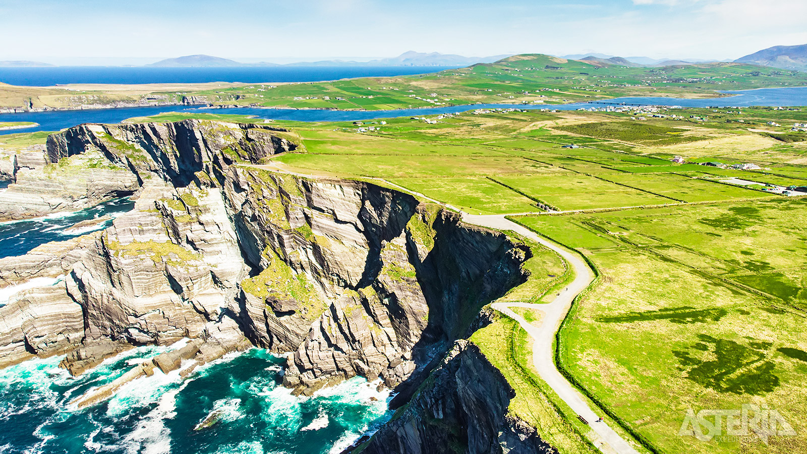 De sensationele Ring of Kerry van 179km begint en eindigt in Killarney, en maakt slingert rond het Iveragh-schiereiland en door Kenmare, Sneem, Waterville, Cahersiveen en Killorglin