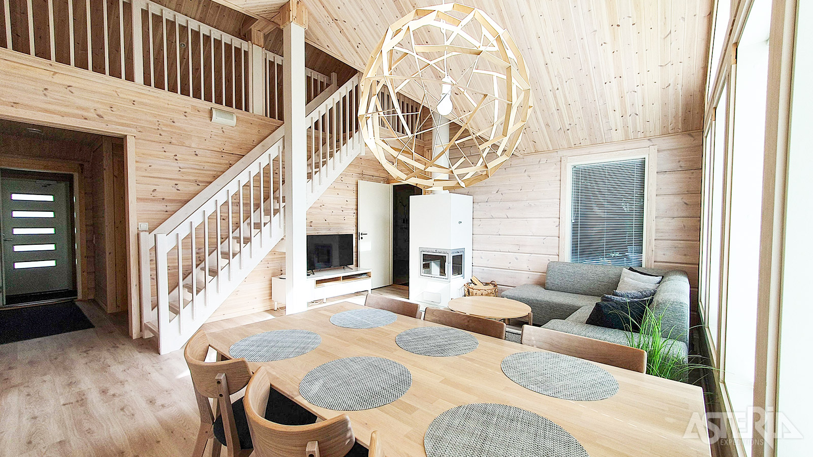 In de leefruimte van een Iisakin Portti chalet vind je een haard, televisie en draadloos internet