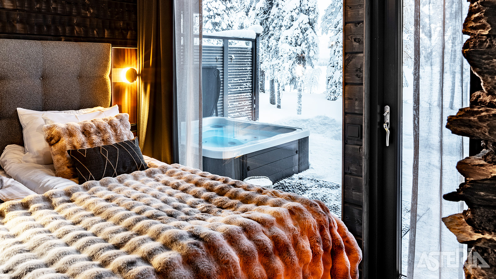 Op het terras van de Lumo Lakeside Lodges vind je een bubbelbad