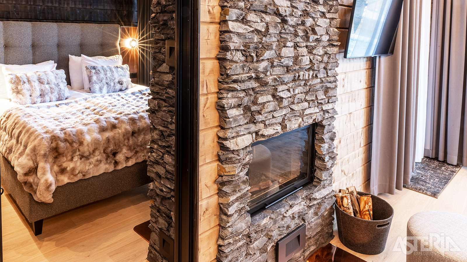 De Lumo Lakeside Lodges beschikken eveneens over een haard in de leefruimte