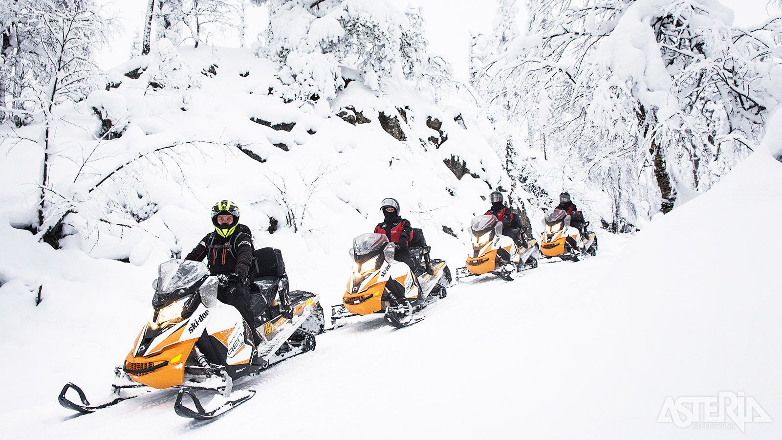 Na een korte instructieles vertrek je voor een sneeuwscootersafari