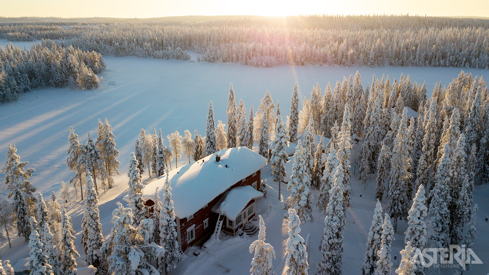 Het Iisakki Village complex is gelegen aan de oevers van het Rukajärvi-meer
