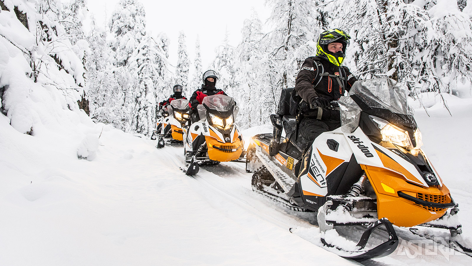 Na een korte instructieles vertrek je voor een spannende sneeuwscootertocht