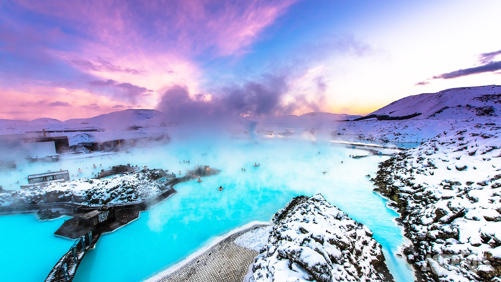 De natuurlijke thermale spa Blue Lagoon is omgeven door lavalandschappen en stranden met zwart zand