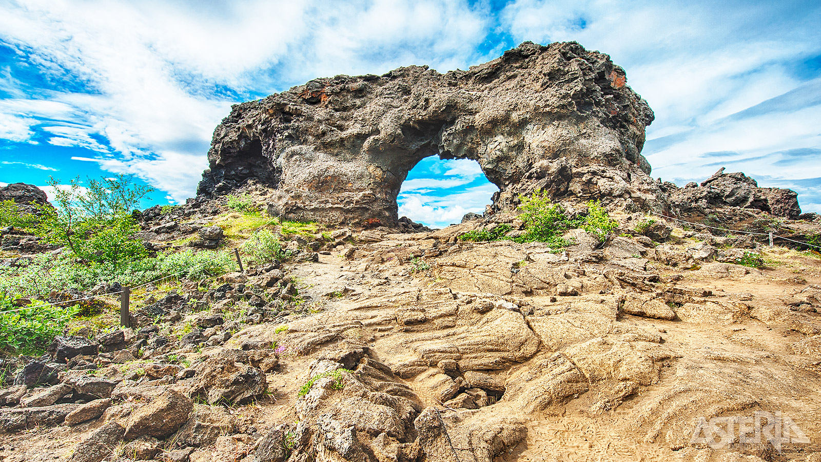 Dimmuborgir is een grillig lavaveld vol torenhoge rotsformaties en grotten, gevormd door een vulkaanuitbarsting zo’n 2.300 jaar geleden