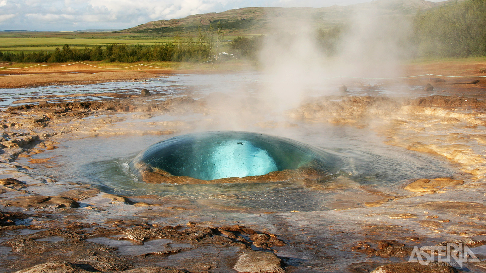 De actieve Strokkur-geiser spuit om de 8 à 10 minutes een kokende waterzuil 30m hoog de lucht in