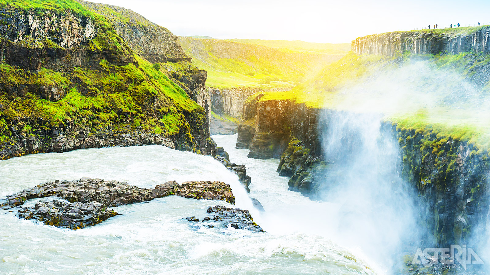 Bij de Gullfoss-waterval (’gouden waterval’) stort het water in twee trappen 32 m naar beneden in een kloof