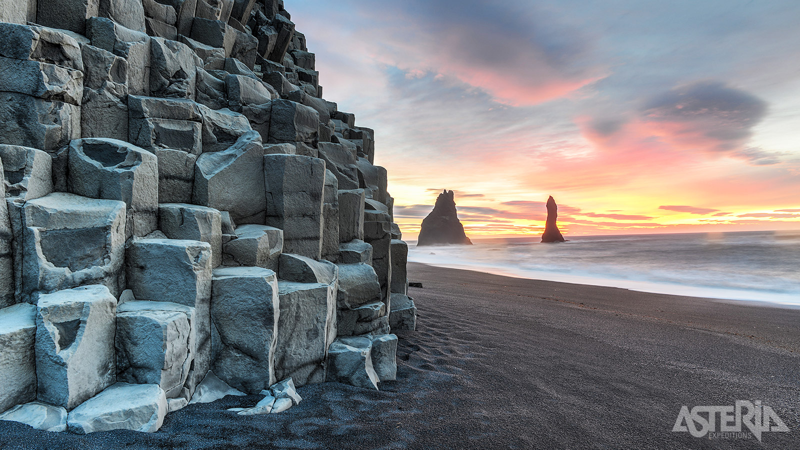 Reynisfjara wordt gekenmerkt door zwarte lavastranden met de prachtige basaltzuilen en mooie grotten