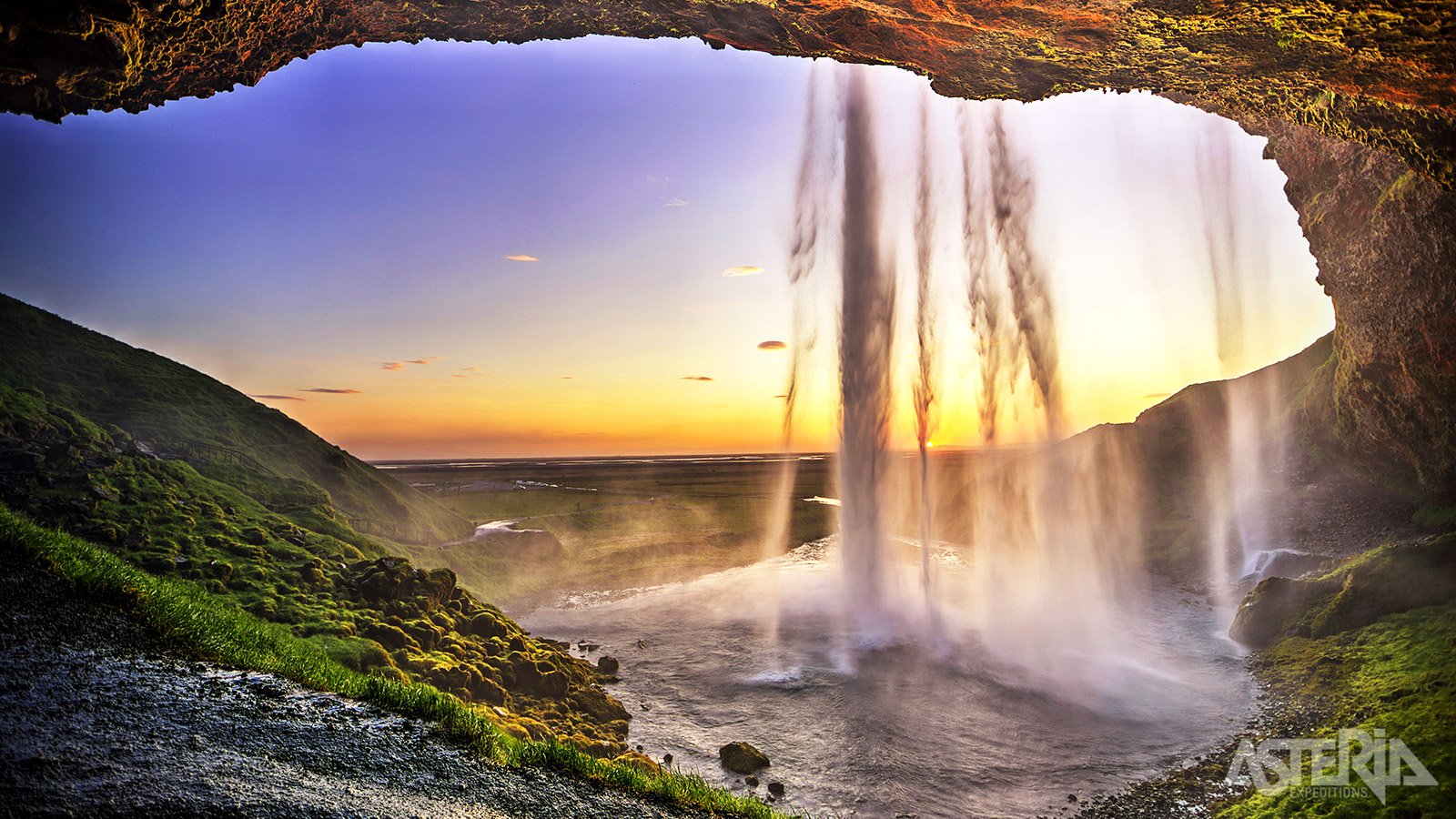 De 65m hoge Seljalandsfoss is één van de bekendste watervallen van IJsland