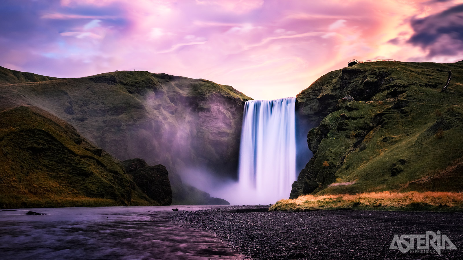 De 60m hoge Skogafoss-waterval kan je bezichtigen van onder en van boven