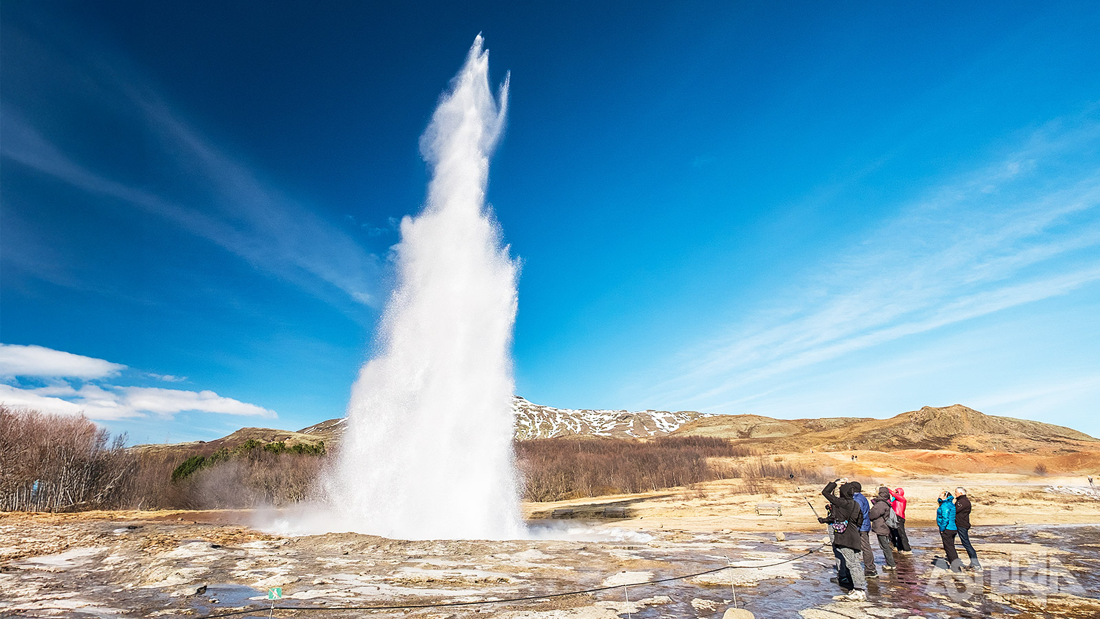 De actieve Strokkur-geiser spuit om de 8 à 10 minutes een kokende waterzuil 30m hoog de lucht in