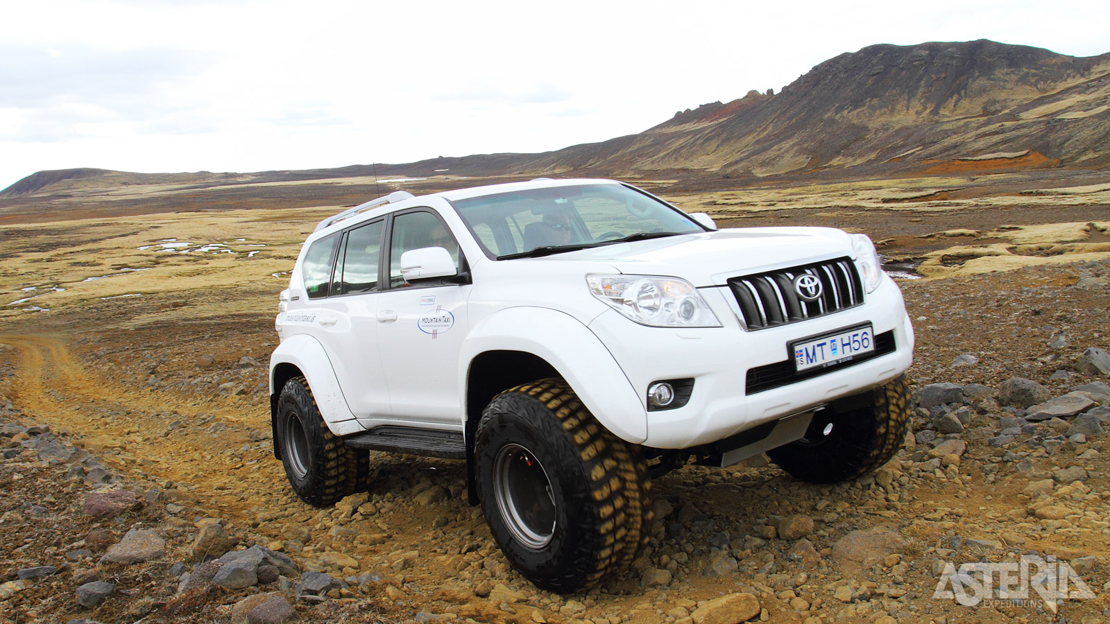 4x4 superjeeps zijn speciaal ontworpen om de onverharde F-wegen, rivierkruisingen, gletsjergebieden en ruige hooglanden van IJsland te trotseren