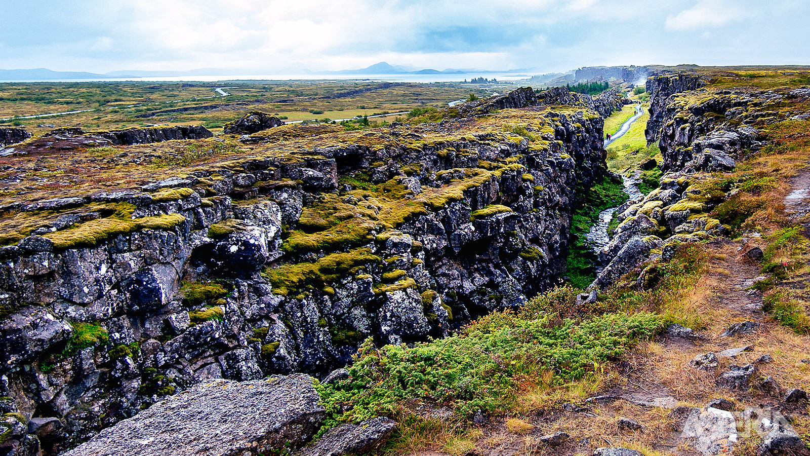 Het Thingvellir-natuurpark is n van de weinige plaatsen ter wereld waar je kan zien hoe de tektonische platen van elkaar wegdrijven