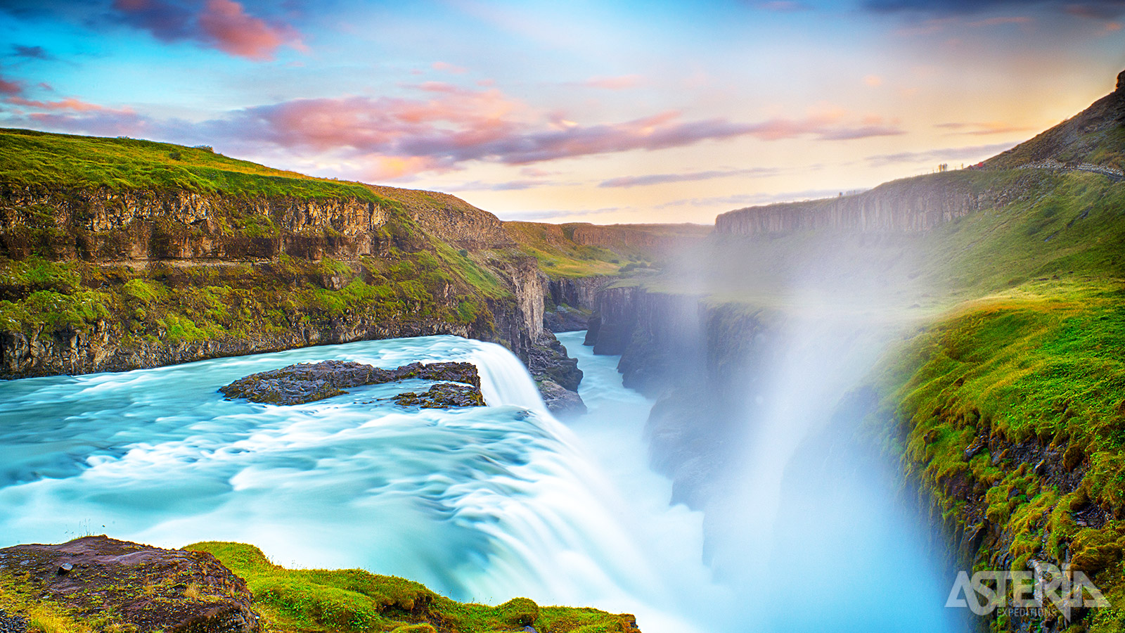Gullfoss of ’gouden waterval’, één van de meeste indrukwekkende watervallen in Europa