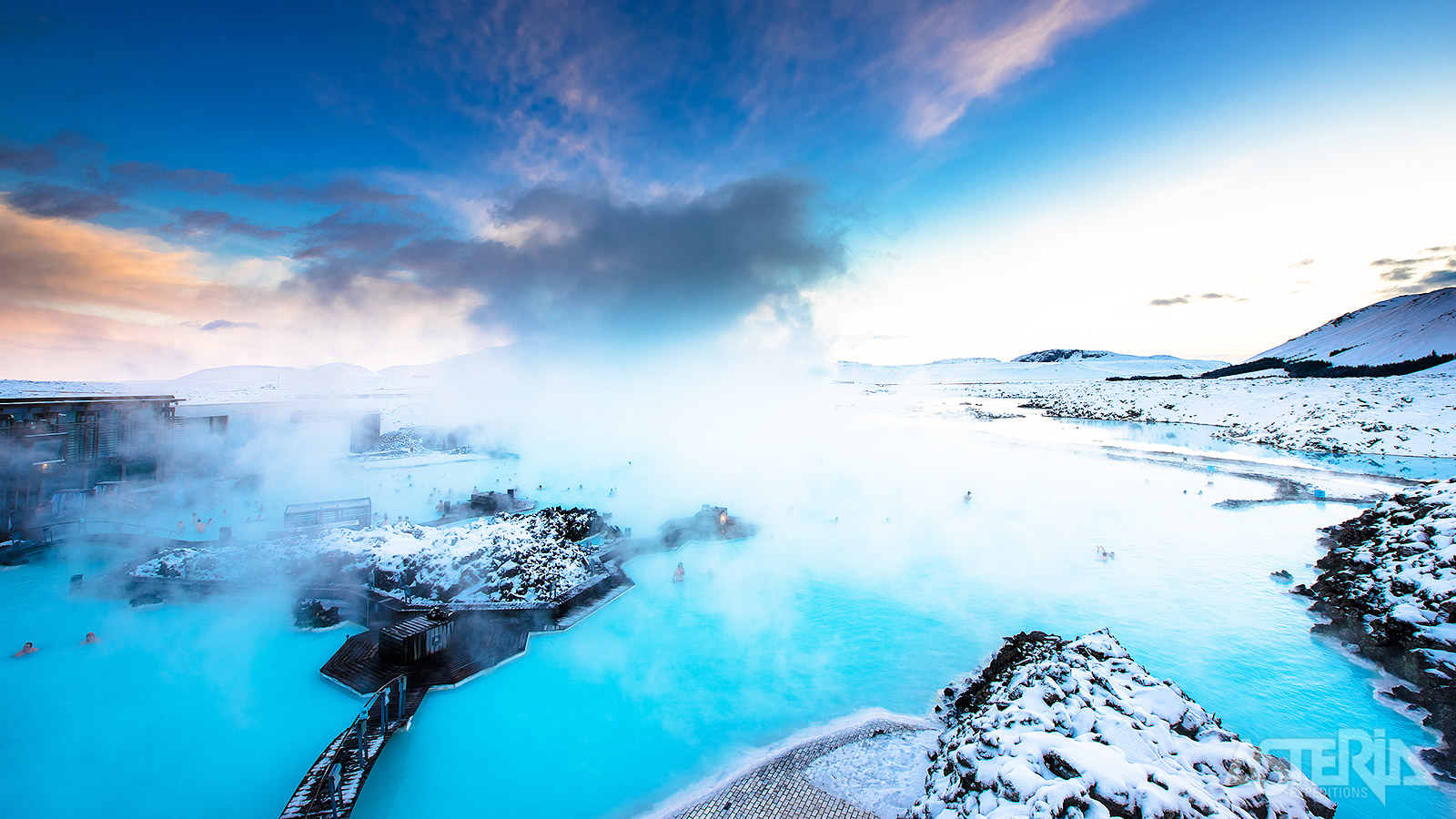 Het 39°C warme zoutwater van de Blue Lagoon is rijk aan mineralen, silicaten en blauwwieren die zorgen voor een lichtblauwe, bijna opale kleur