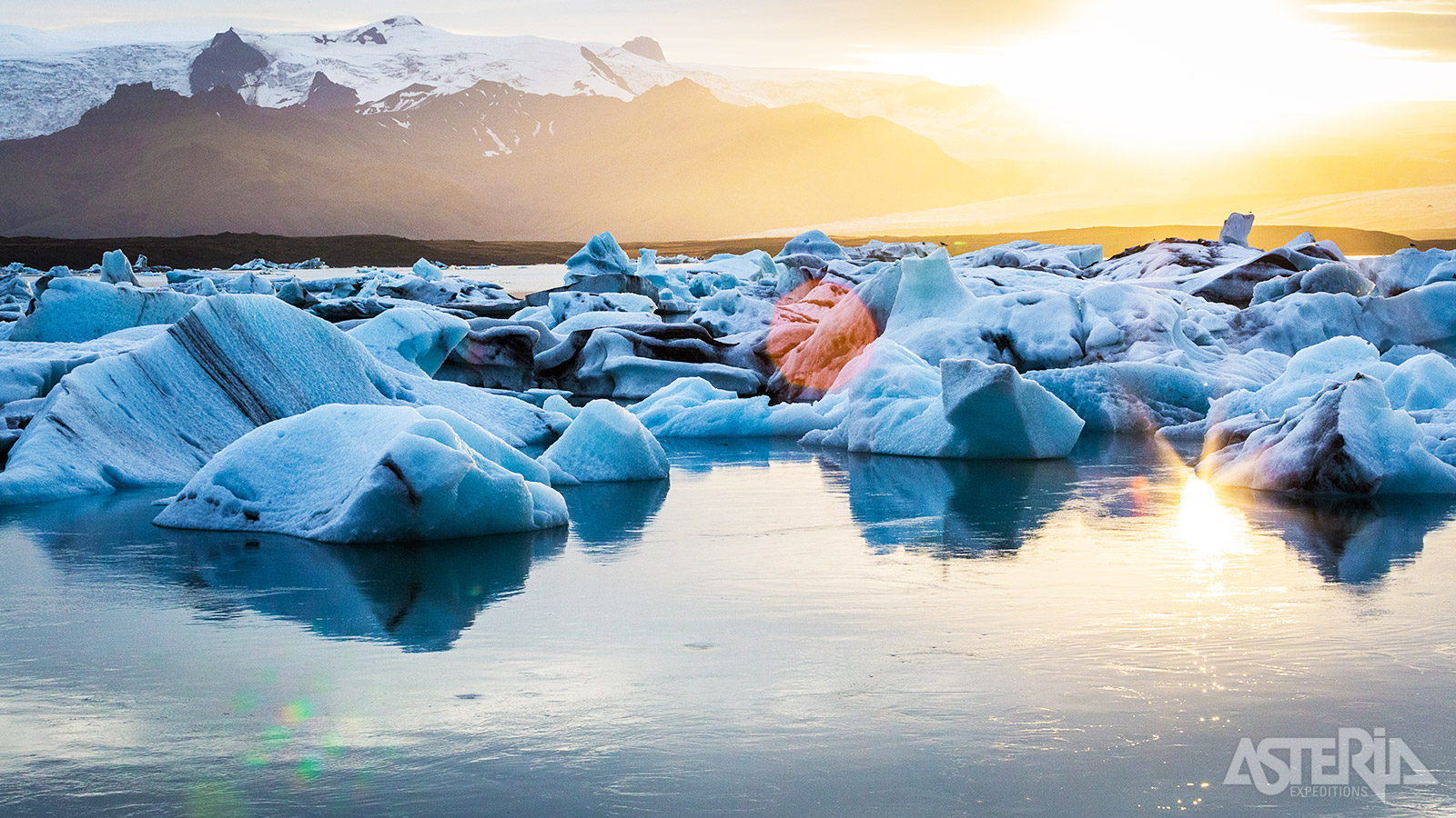 IJsbergen bij de vleet in het Jökulsárlón-gletsjermeer, het grootste en bekendste meer van IJsland