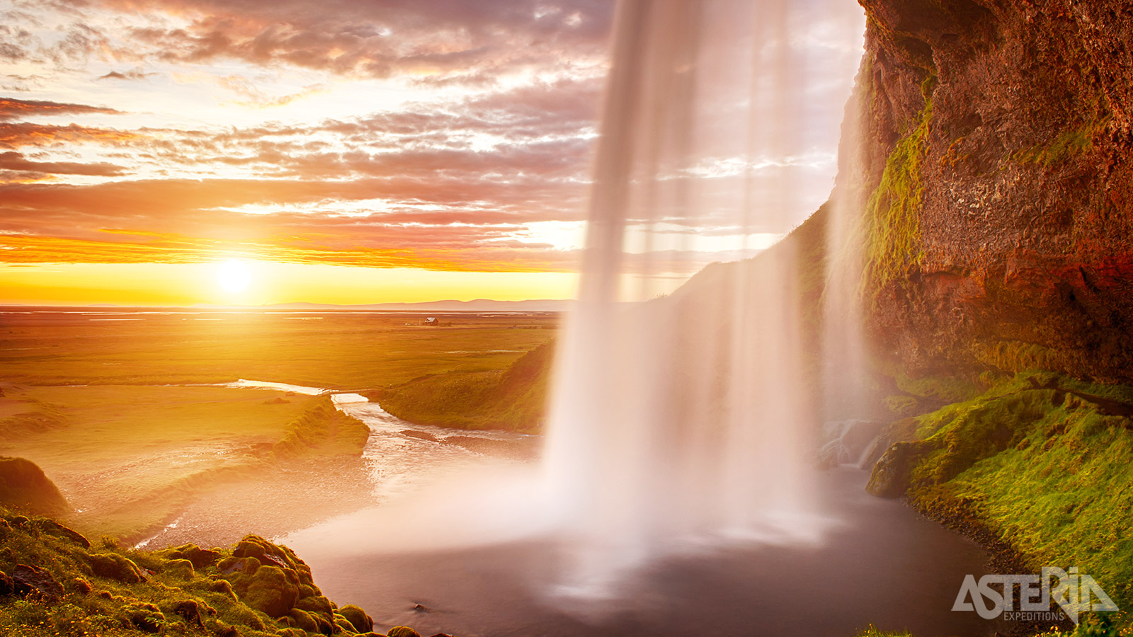 De Seljalandsfoss waterval is erg populair om te bezoeken, zeker omdat je er achterlangs kunt doorlopen