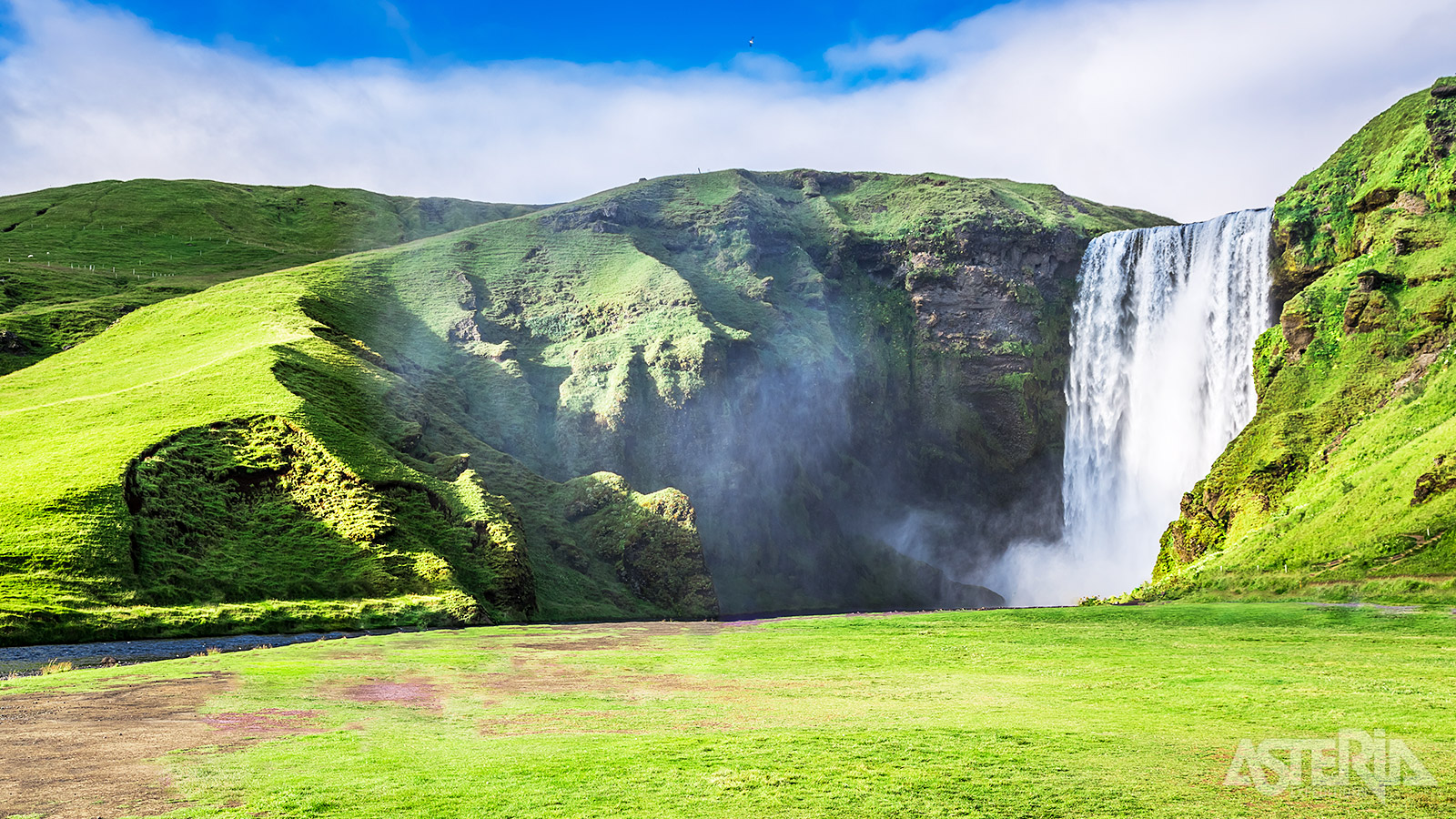 Skogafoss is een andere waterval van IJsland die op de Golden Circle ligt