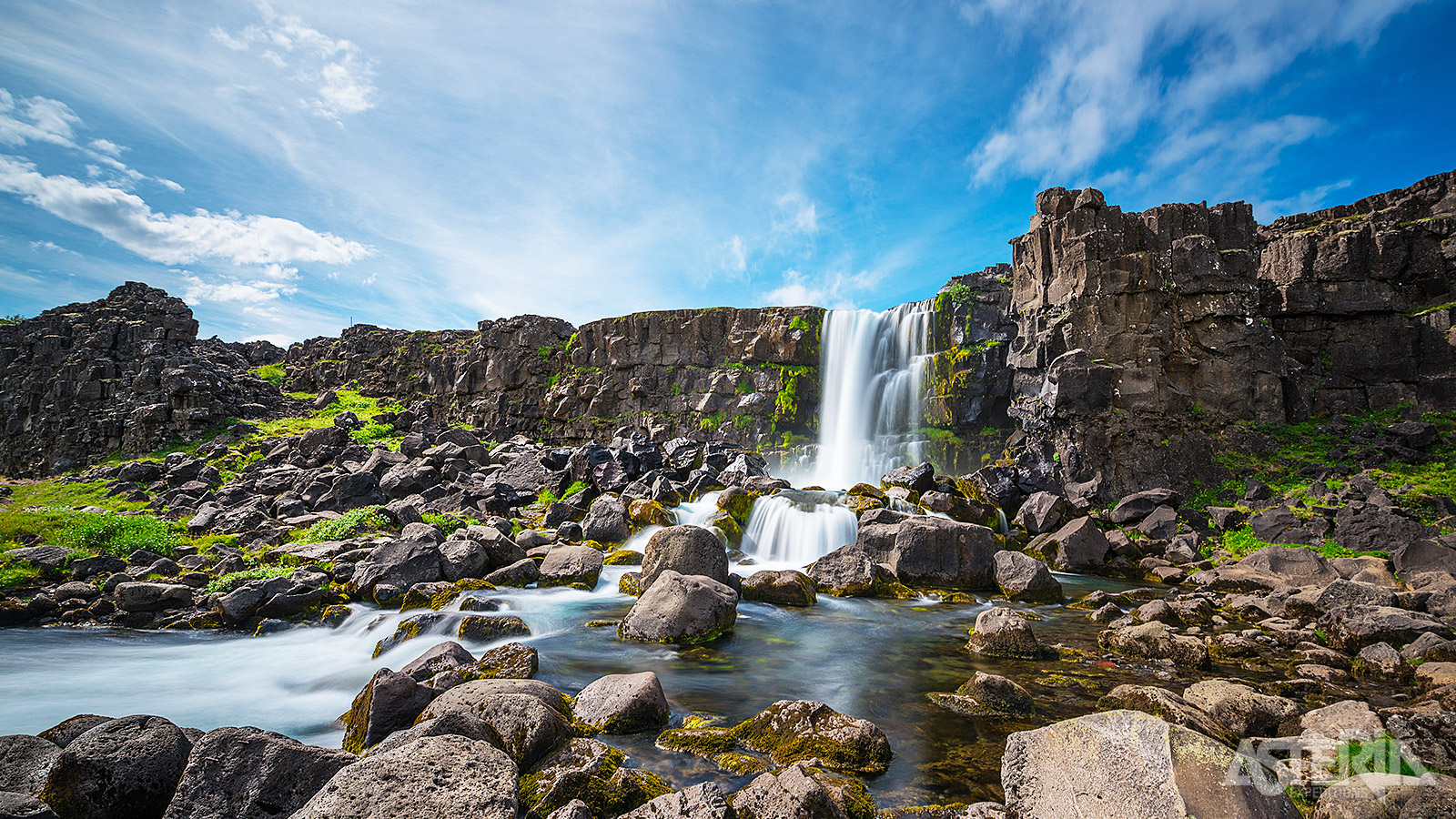 Thingvellir is één van de weinige plaatsen in de wereld waar je kan zien hoe de tektonische platen uit elkaar drijven