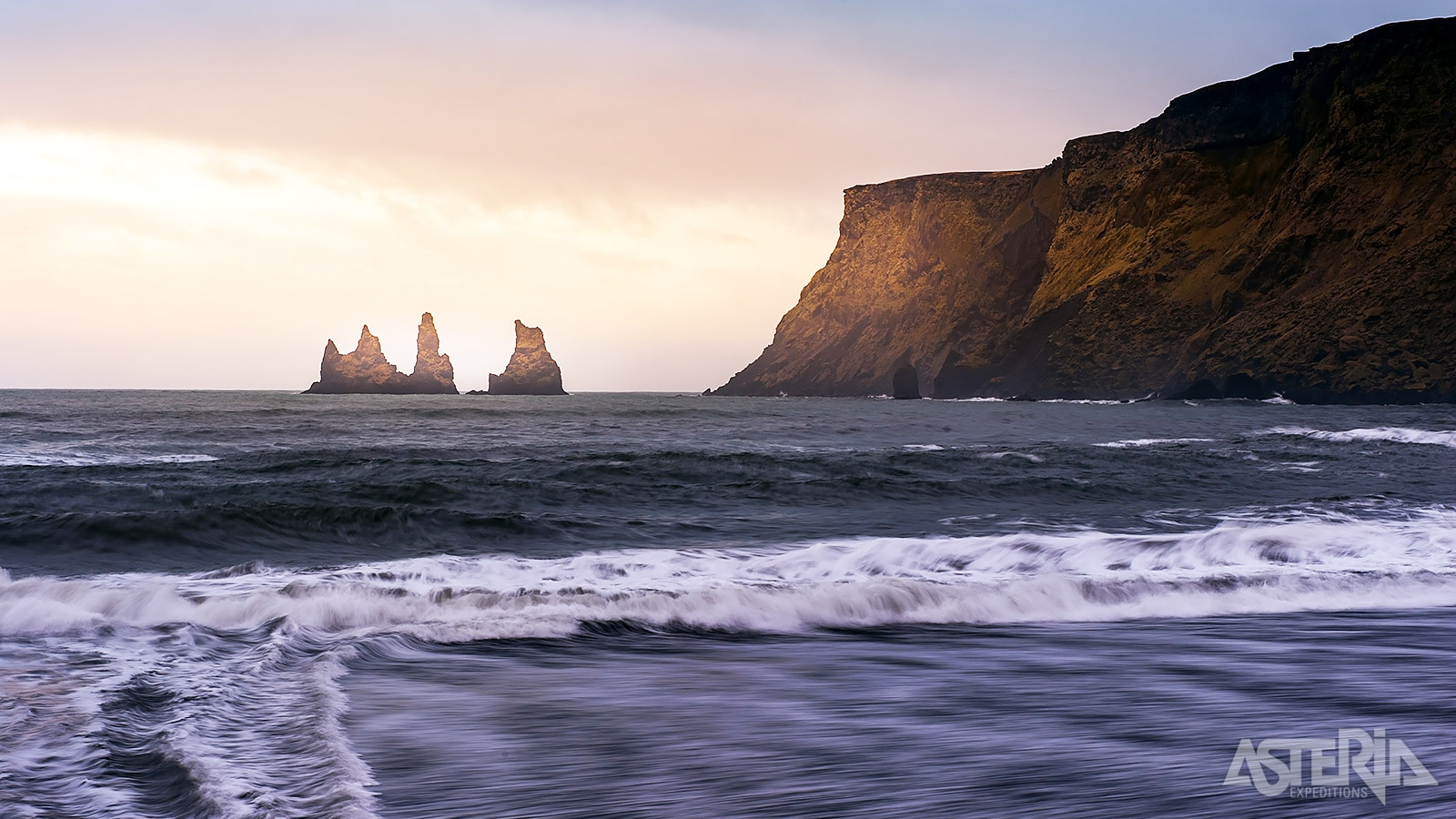 Vík is de perfectte uitvalsbasis om de zwarte stranden en prachtige watervallen in de omgeving te verkennen