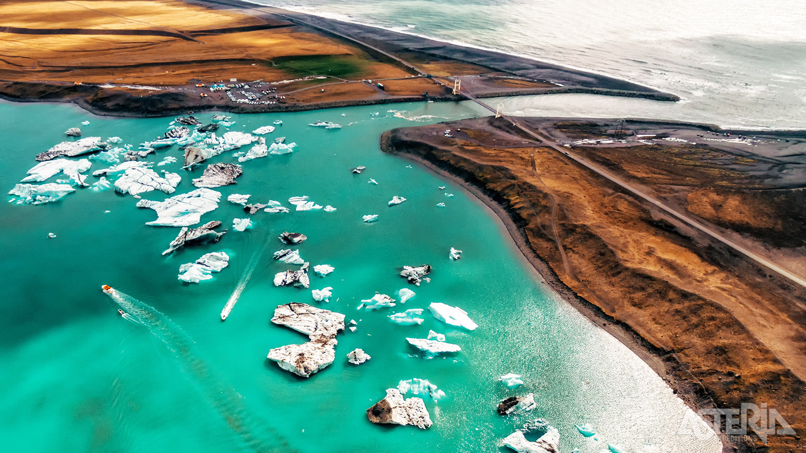 Vanuit het Jökulsárlón gletsjermeer drijven ijsbergen geleidelijk naar de Atlantische Oceaan