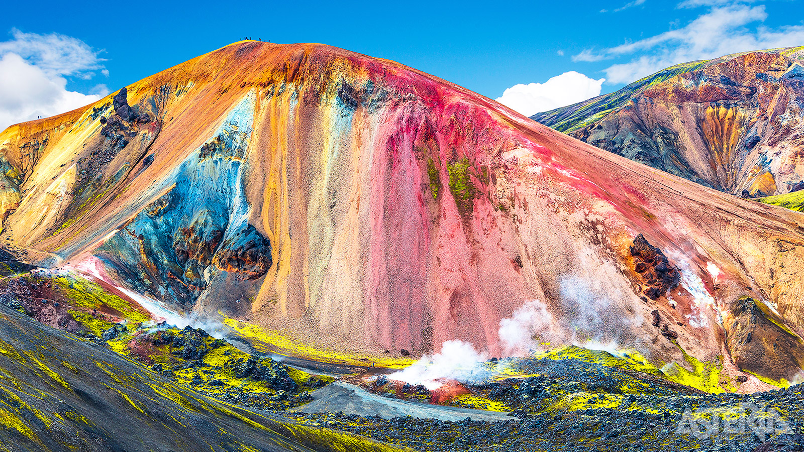 Roze-, bruin-, groen-, geel-, blauw-, paars-, wit- en zwartgekleurde rhyolietbergen zorgen voor een spectaculaire stukje natuur in Landmannalaugar