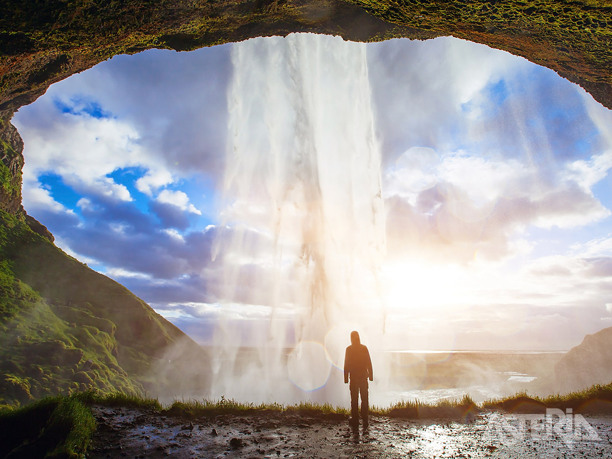 De 65m hoge Seljalandsfoss waterval is erg populair, zeker omdat je er achterlangs door kunt lopen