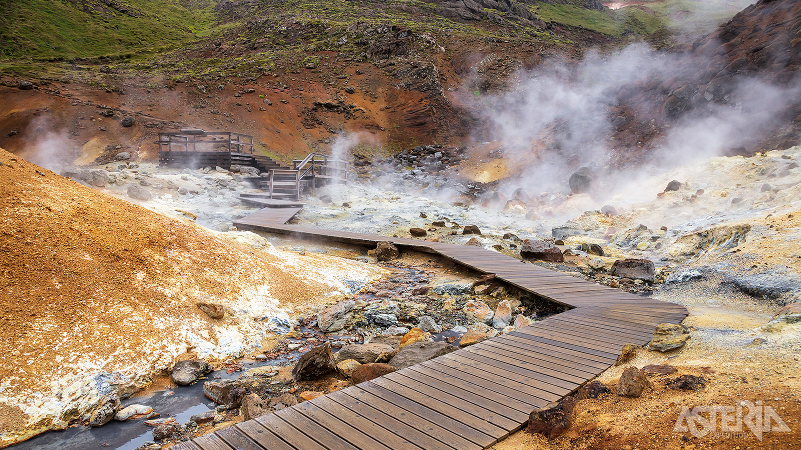 In het actieve geothermisch gebied Seltún vind je o.a. fumarolen, kokende modderpoelen en heetwaterbronnen