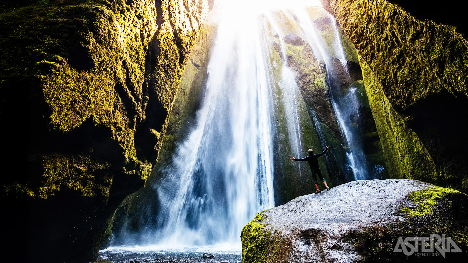 Ontdek de verborgen Gljúfrabúi waterval in IJsland, verscholen achter een smalle kloof