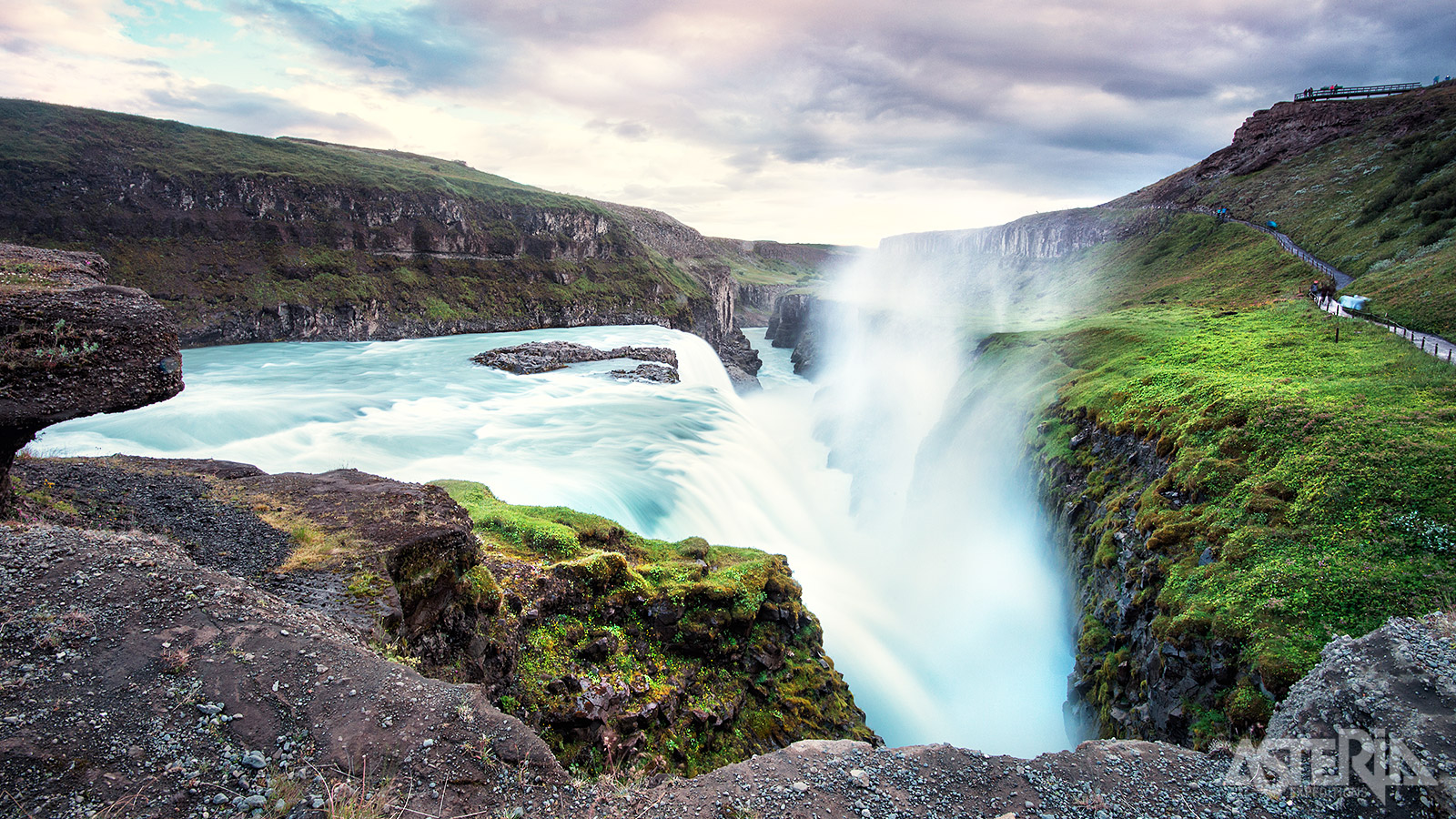 Als je goed kijkt, zie je dat het water bij Gulfoss niet in één keer naar beneden stort, maar trapsgewijs