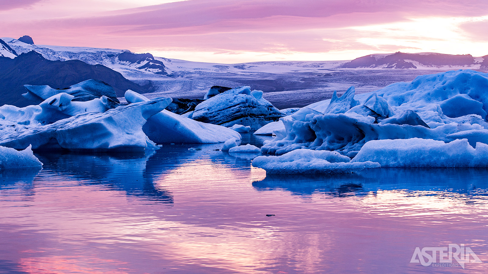 Het fotogenieke Jökulsárlón is een gletsjermeer met enorme ijsblokken die van de gletsjer afbreken