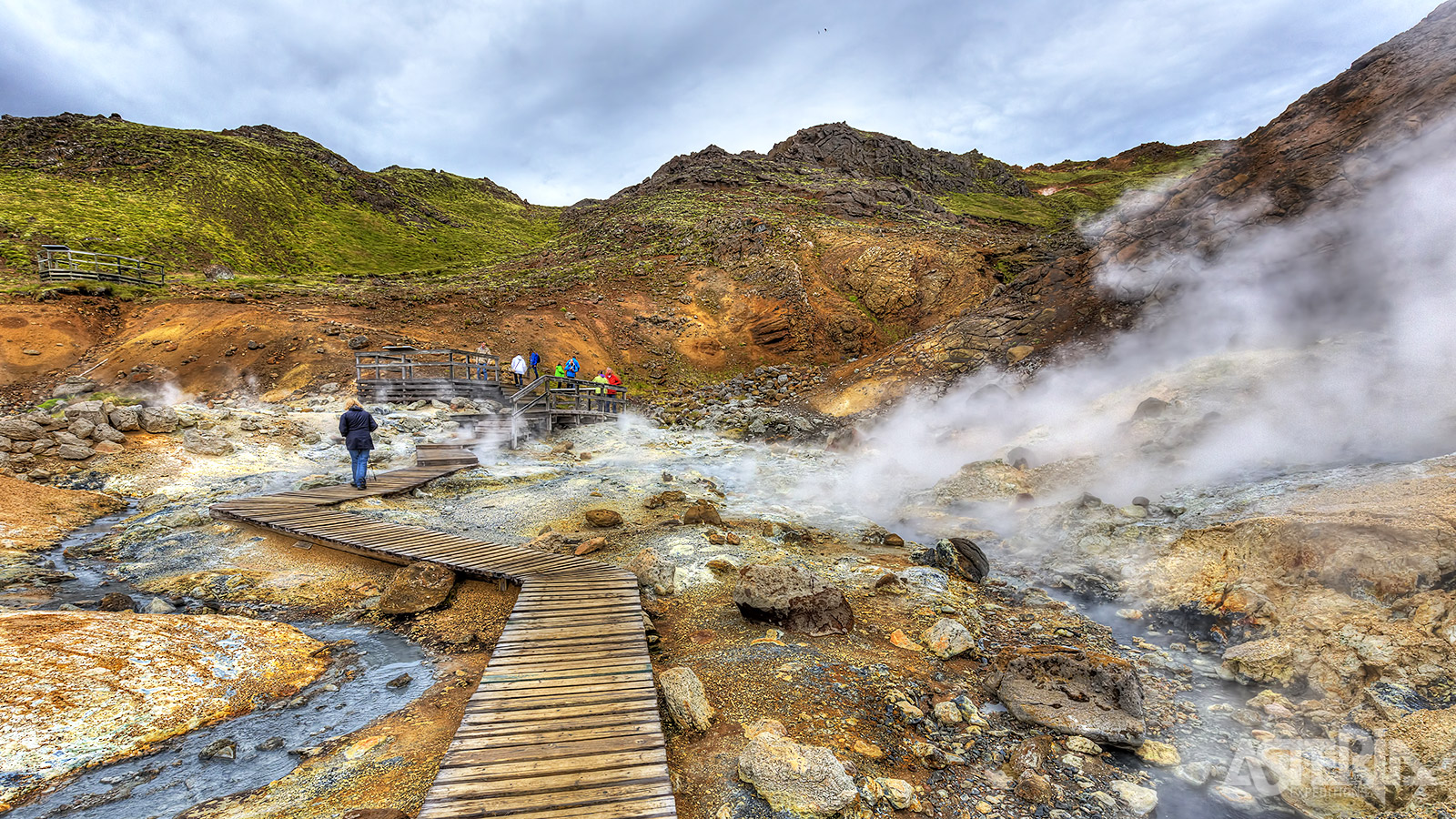 Krýsuvík is een geothermisch gebied dat bekend staat om zijn indrukwekkende landschap van stomende fumarolen, borrelende modderpoelen en kleurrijke afzettingen