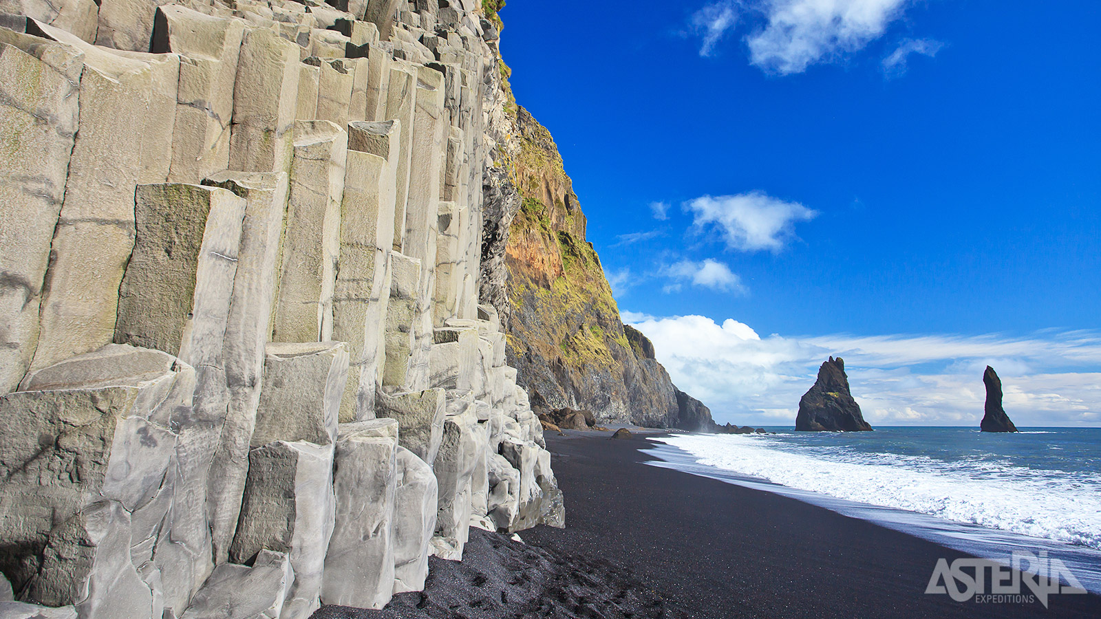 De indrukwekkende basaltformatie Hálsanefshellir is te vinden op het zwarte strand van Reynisfjara