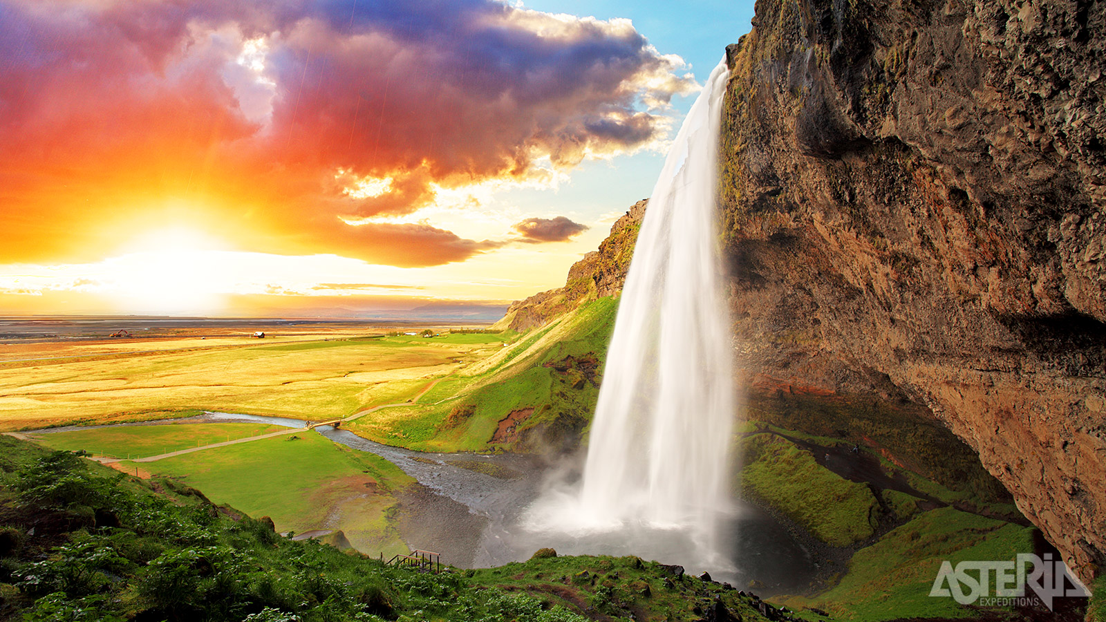 Het is geweldig om achter de Seljalandsfoss waterval te wandelen, vooral op zonnige dagen wanneer je een regenboog kan zien in waternevel