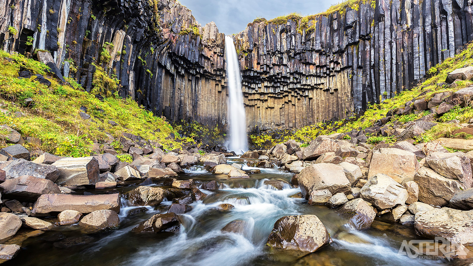 Svartifoss of de ’zwarte waterval’, een mooie waterval van 20m die omgeven wordt door kolommen van zwart basalt