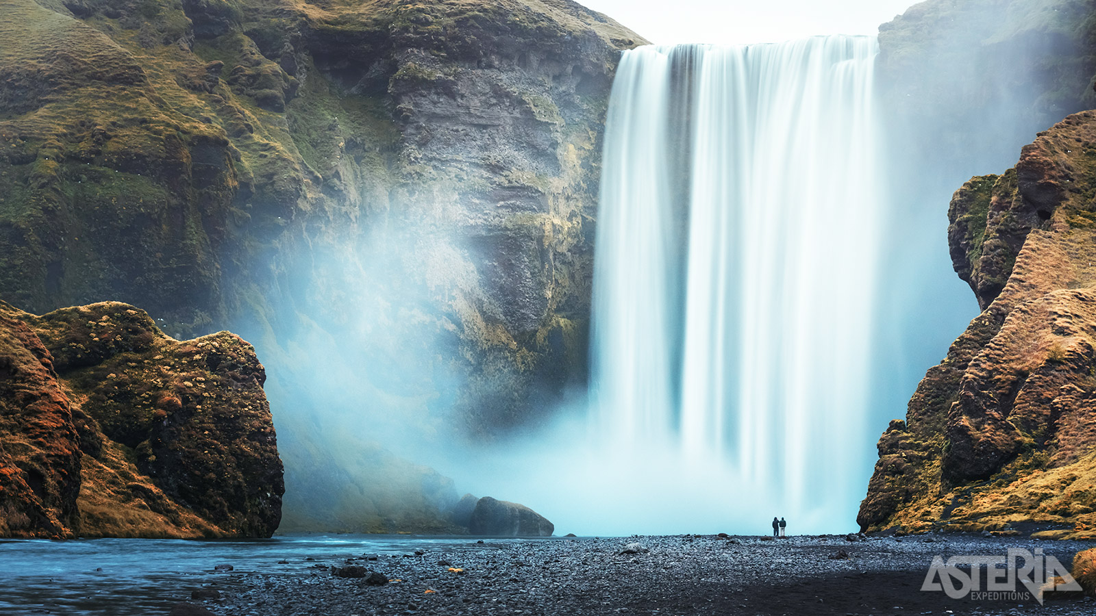 Alleen al de wandeling naar de machtige Skógafos waterval is een ongelofelijke ervaring