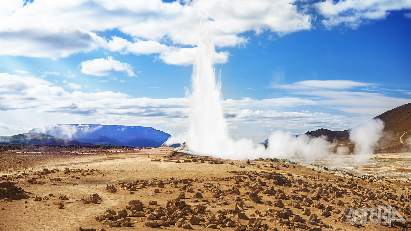 De Strokkur en Geysir liggen in een geothermisch zeer actief gebied in het Haukadalur in het zuidwesten van IJsland