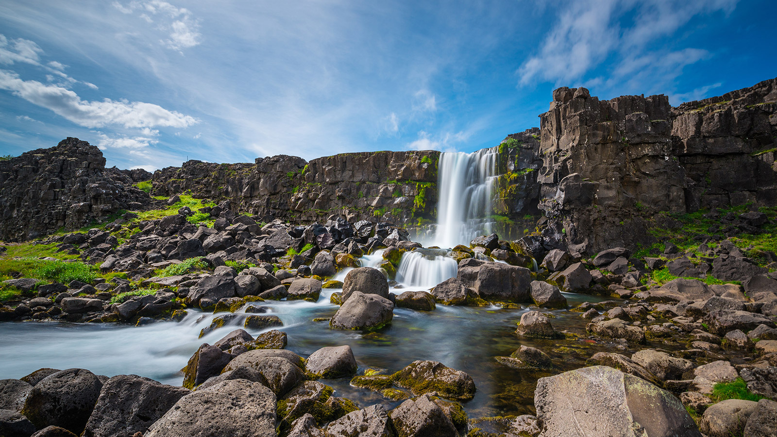 Svartifoss is omgeven door kolommen van zwart basalt, vandaar de naam ’zwarte waterval’