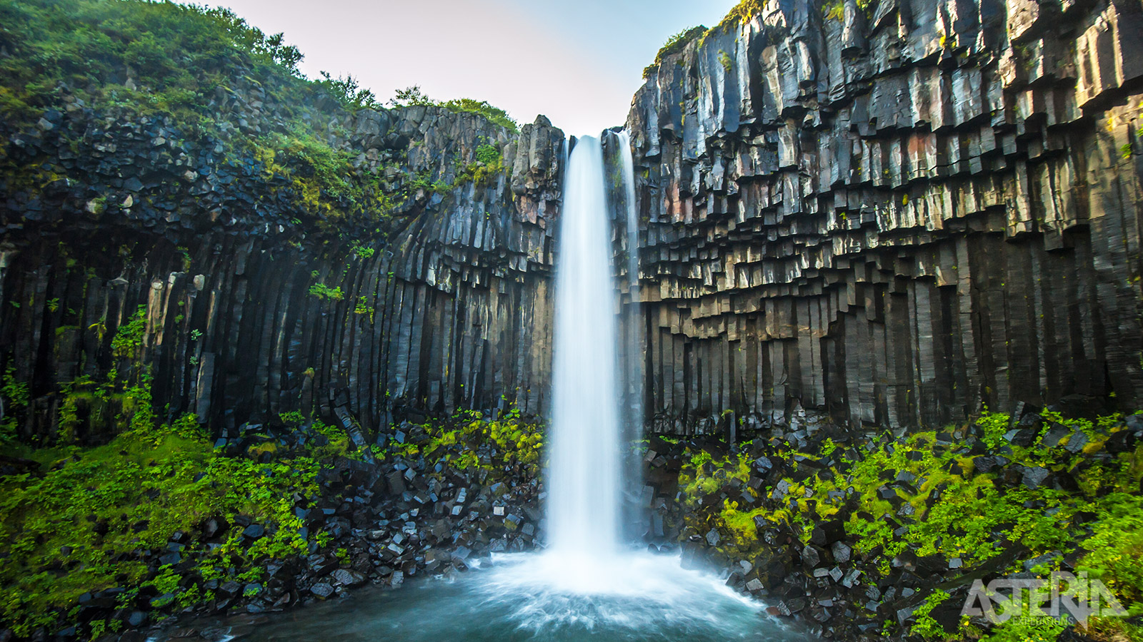 Svartifoss is omgeven door kolommen van zwart basalt, vandaar de naam ’zwarte waterval’