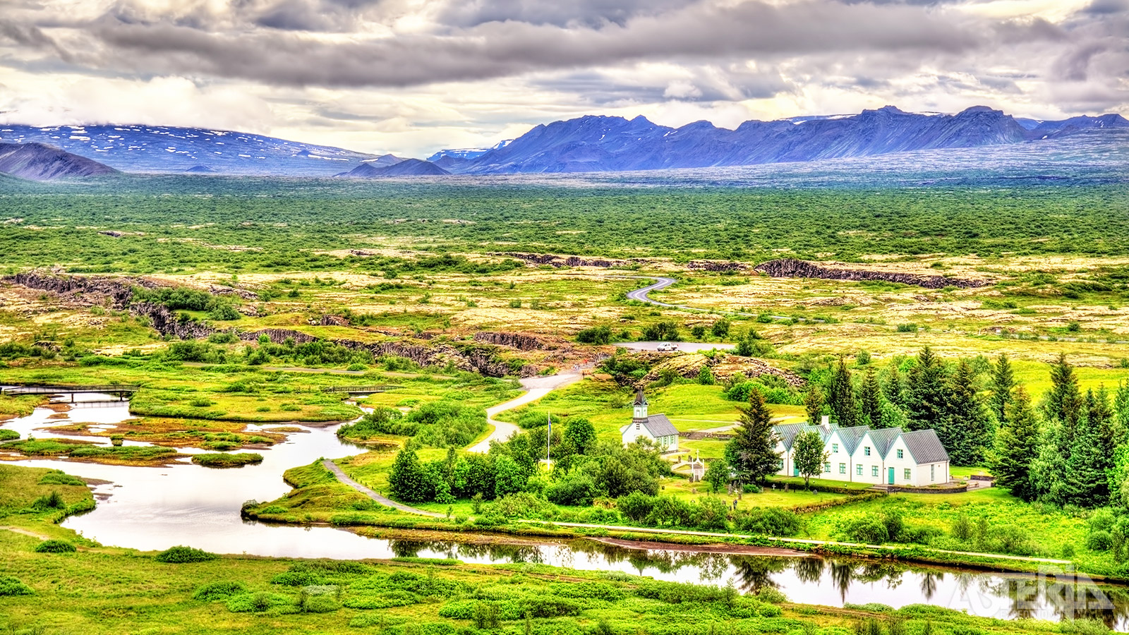 Thingvellir is en blijft één van de belangrijkste historische plaatsen voor IJslanders aangezien hier het  IJslands parlement werd opgericht