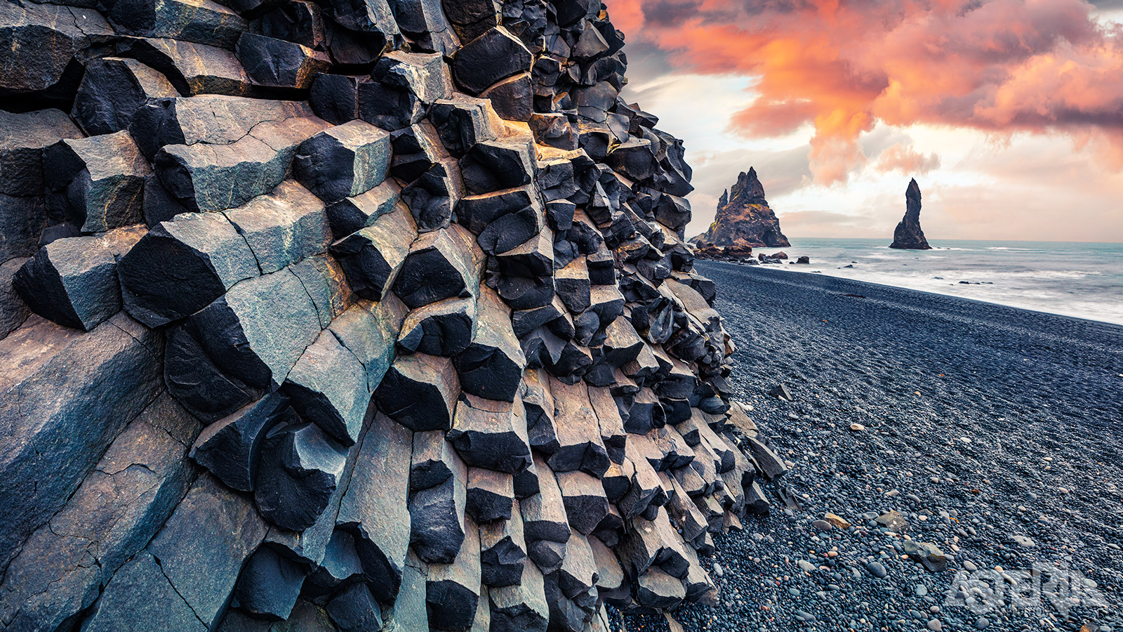 In het zuiden van IJsland ligt het zwarte strand van Reynisfjara met zijn indrukwekkende basaltformaties