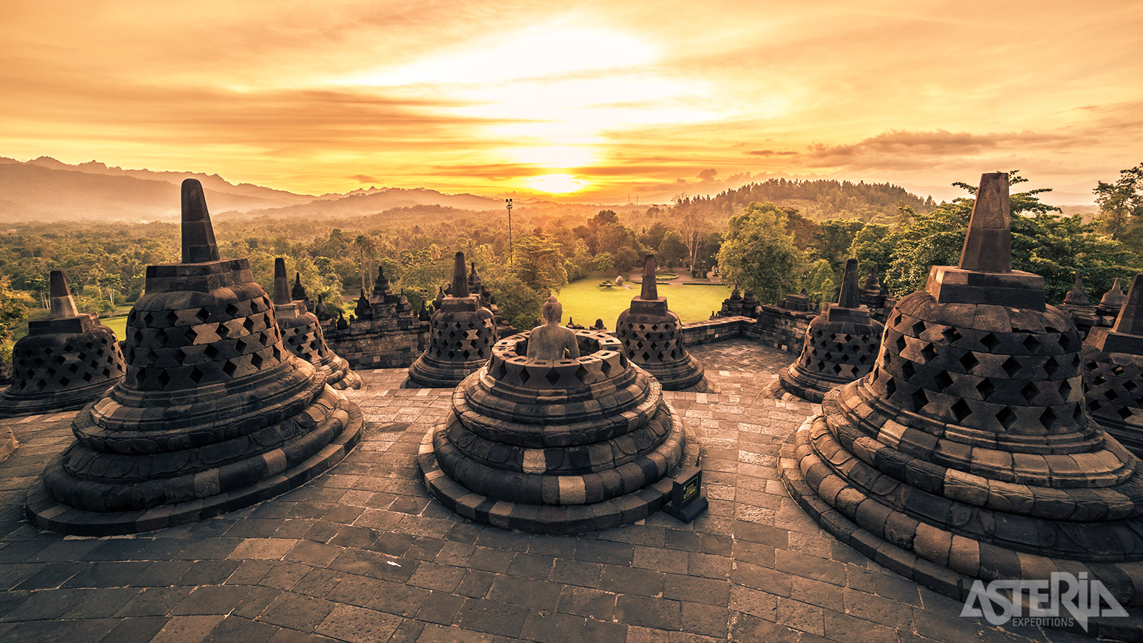 Borobudur wordt beschouwd als n van de wonderen van Zuidoost-Azi en staat sinds 1991 op de werelderfgoedlijst van Unesco