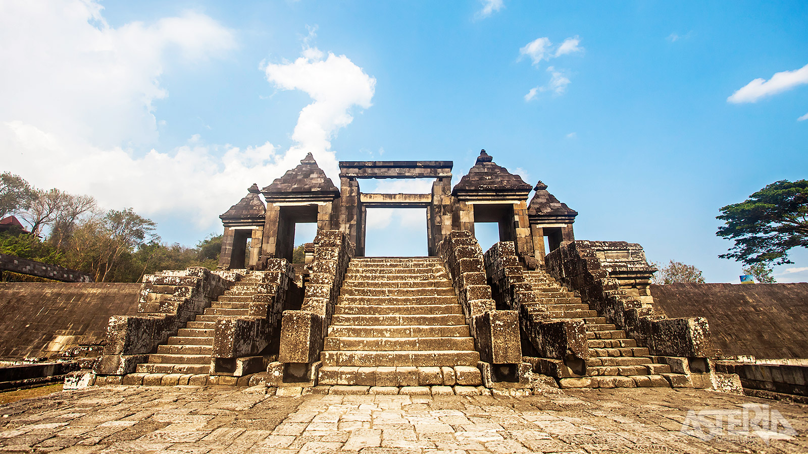 De oorspronkelijke geschiedenis achter Ratu Boko is onbekend en onduidelijk, was het een klooster of paleis?